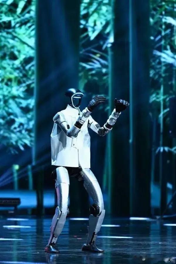 台湾时事评论员郭正亮：我把大陆春晚那个宇树机器人表演武术的视频，发给美国的朋友看