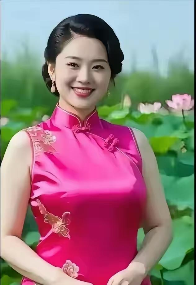 捣练子·佳人姿
谁家女，貌如花，
娉婷风姿韵自佳。
一顾嫣然生秀色，
清妍绝胜牡