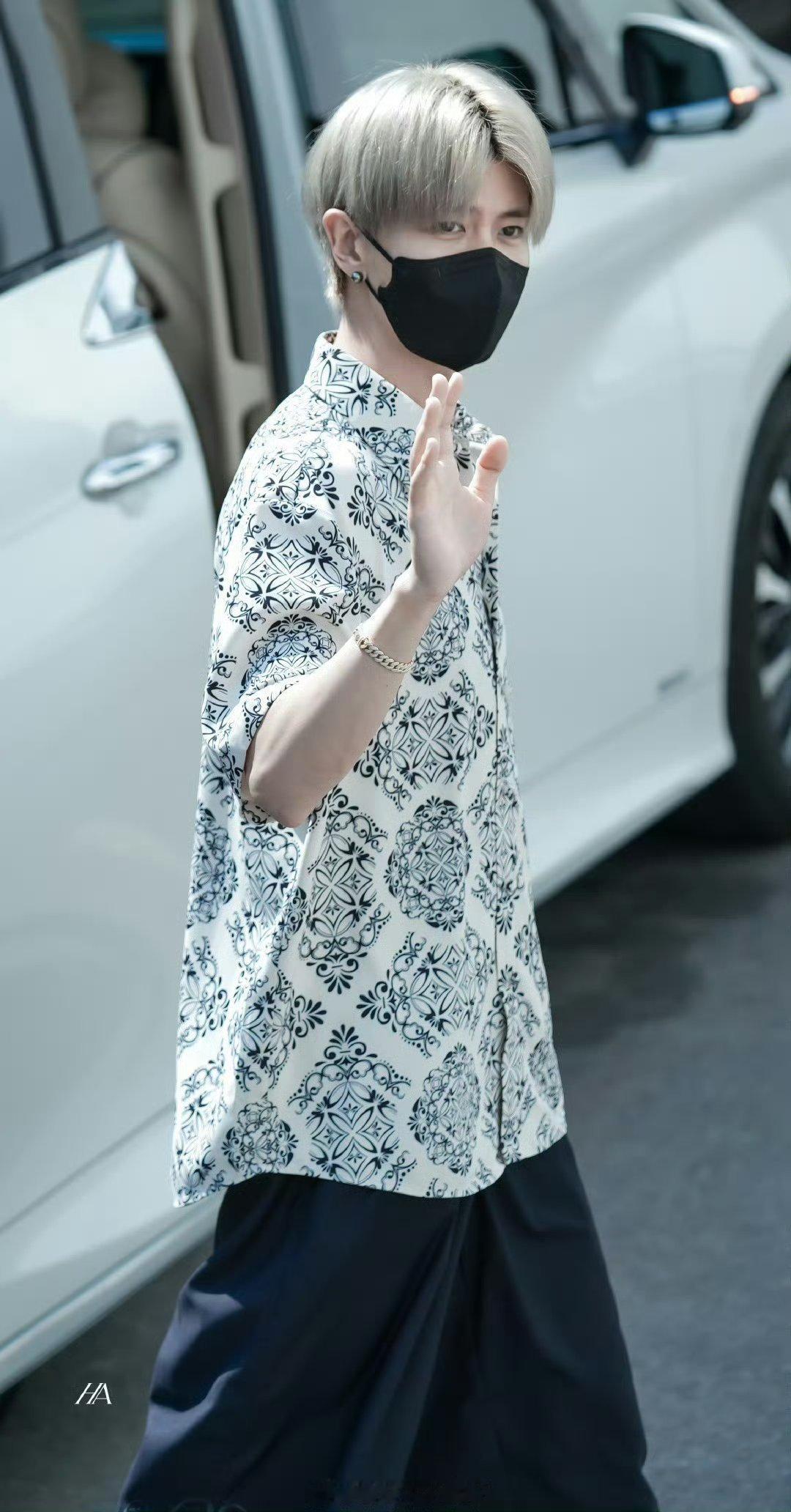 好久不见的任嘉伦啊 花衬衫直播路透好帅啊 ​​​