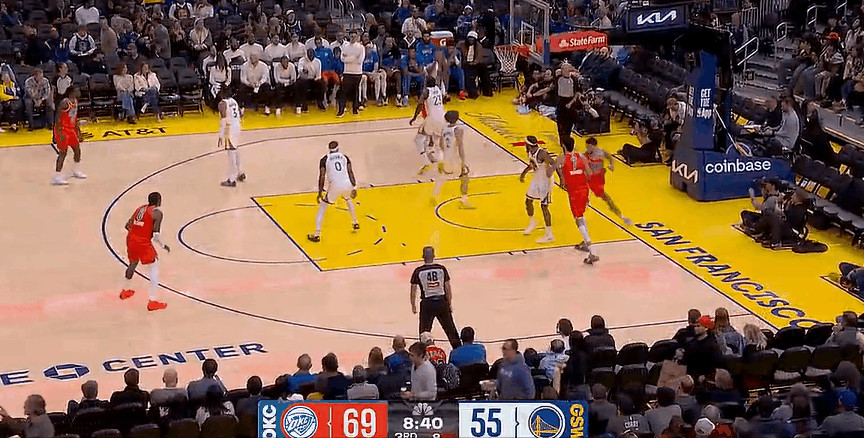 追到4分！库巴不在勇士居然打疯了！
在今天NBA常规赛勇士对阵雷霆的第三节比赛中