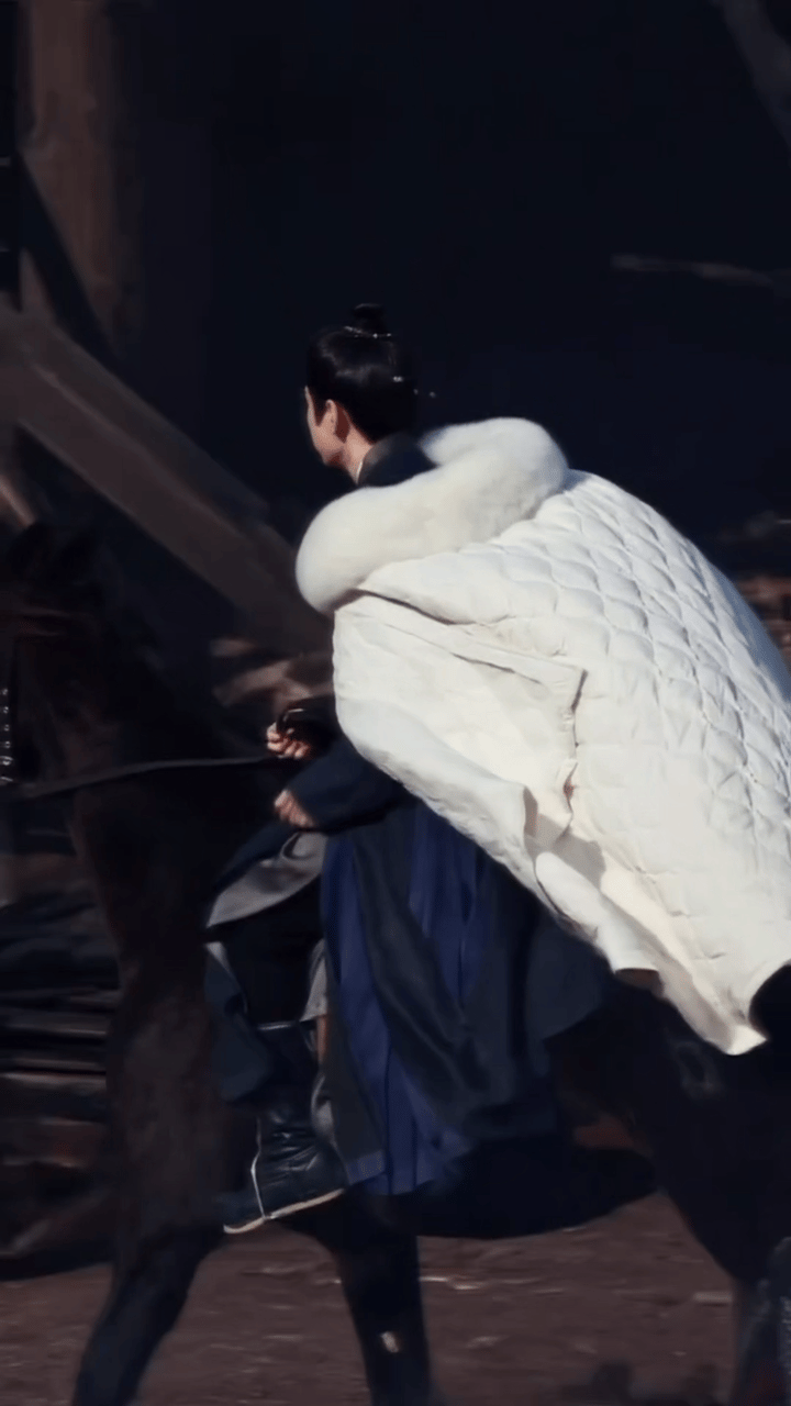 山上那么多果果看着呢，可开心了，穿个白色大氅好显眼，浅开个屏 🦚 