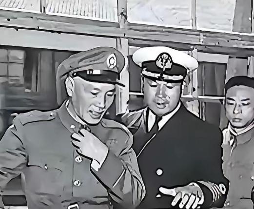 1938年，薛岳怒吼要枪毙桂永清，蒋介石冷冷问了一句：你知道他岳父是谁吗？毙了！