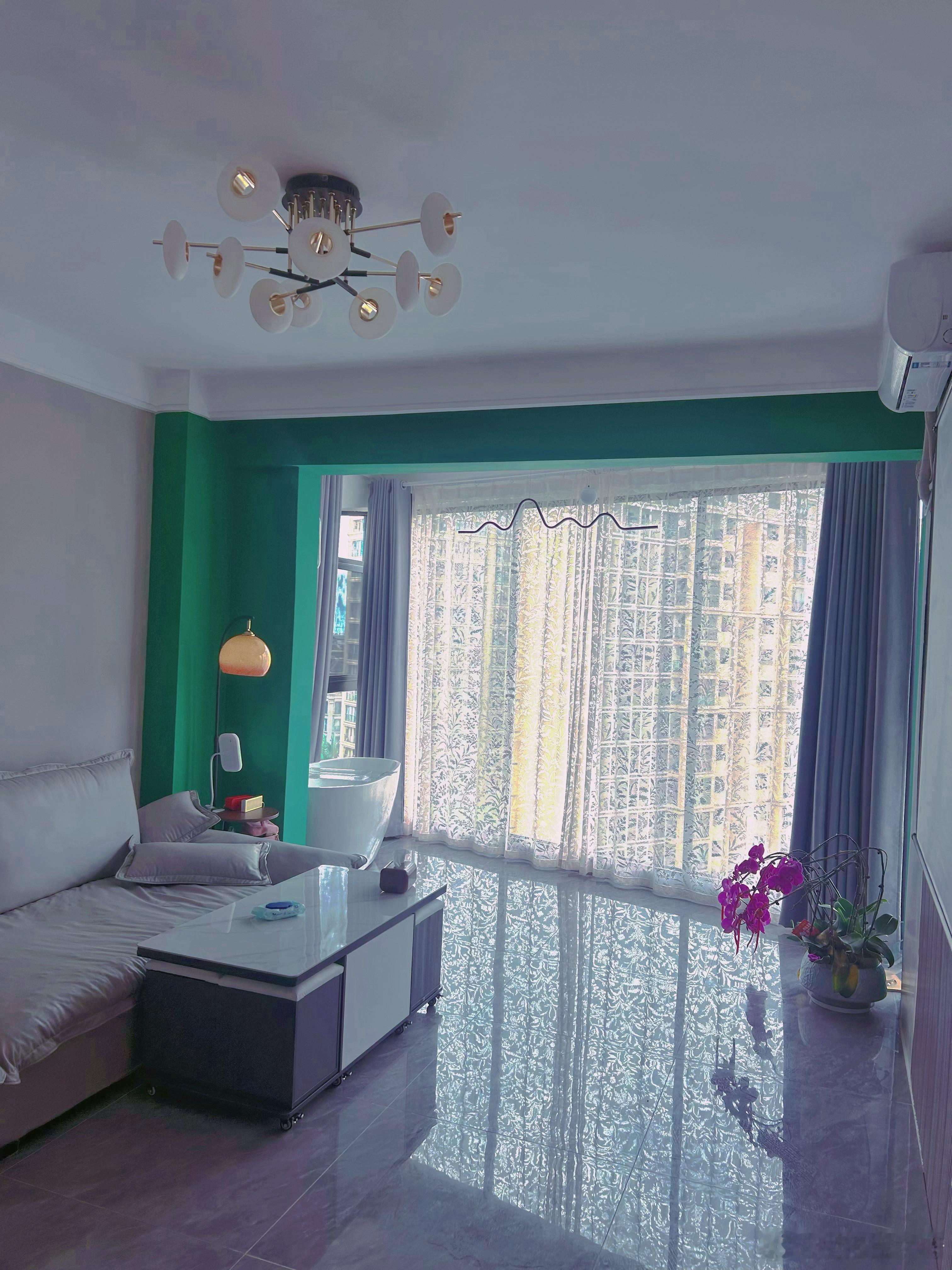 今天懒得做饭，雨宅家看剧吃粉太舒服了，最近在追我变美的那个夏天，以为女主颜值惊人