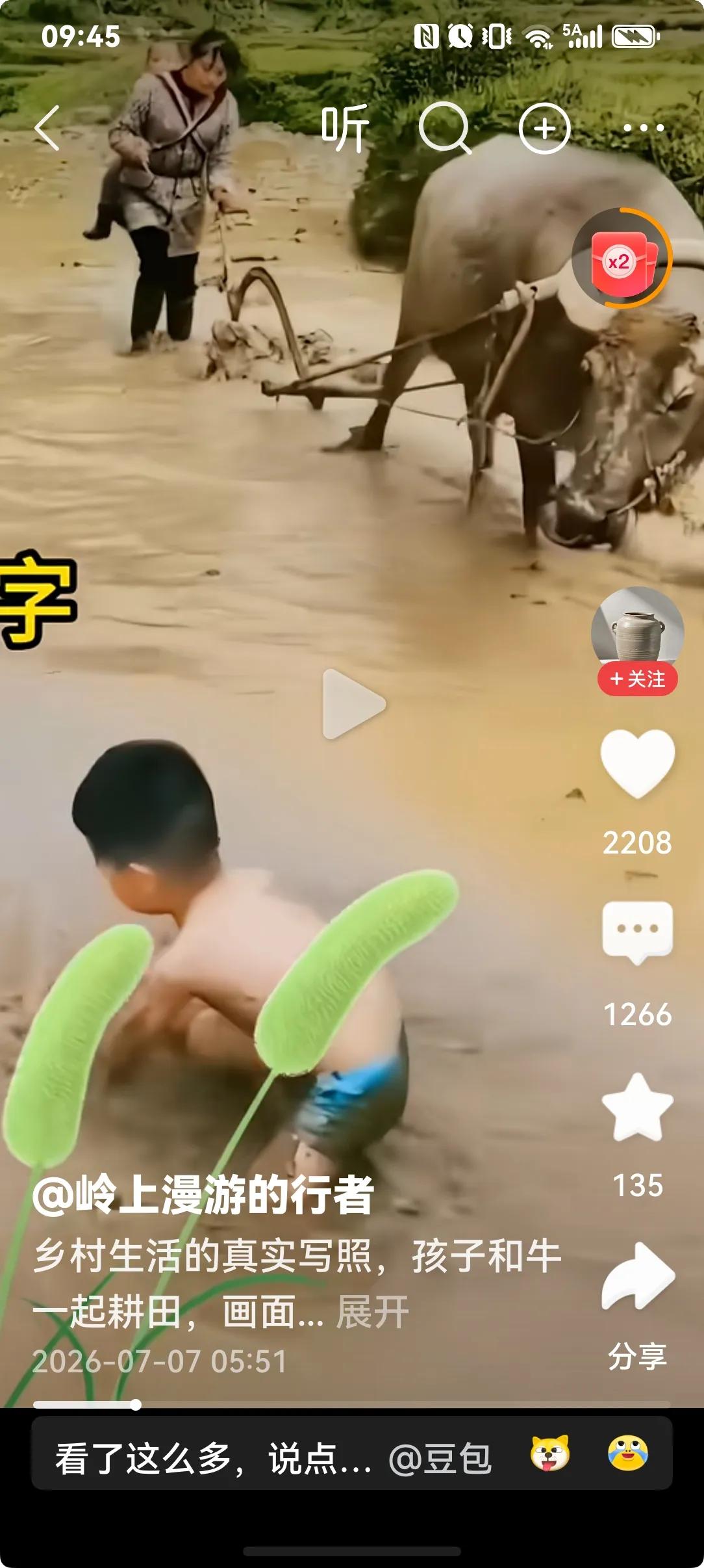 这又是一段AI视频，理由如下：
1、那时候钢制犁尚未普及，田间多用木犁耕作，犁身