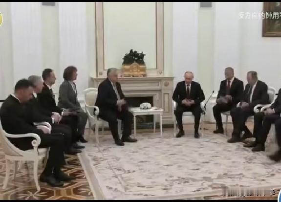 普京以东道主身份近距离会见了来访的匈牙利总理欧尔班，以显示俄匈两国深厚友谊关系，