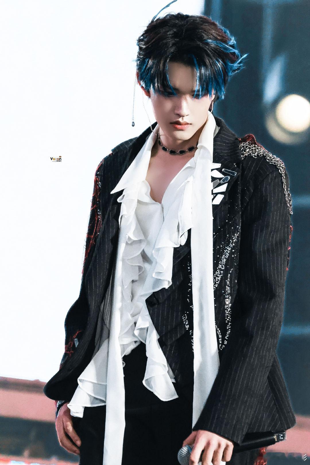 张极蓝发挑染蓝发挑染和汗水的适配度真的满分！张极在练习室里挥洒的每一滴汗水，都化