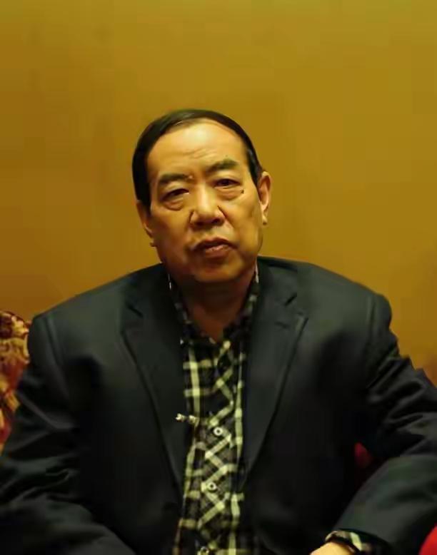 贾平凹俩女儿，
一个天上一个地下。

贾浅浅塌房的时候，我突然想起贾平凹另一个女