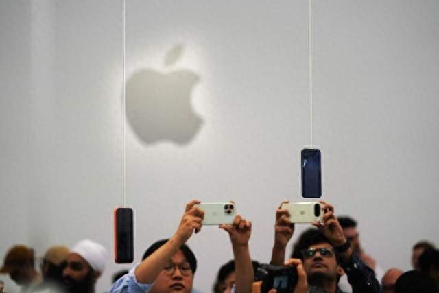 特努斯首秀折叠屏iPhone，苹果AI路径会如何变？