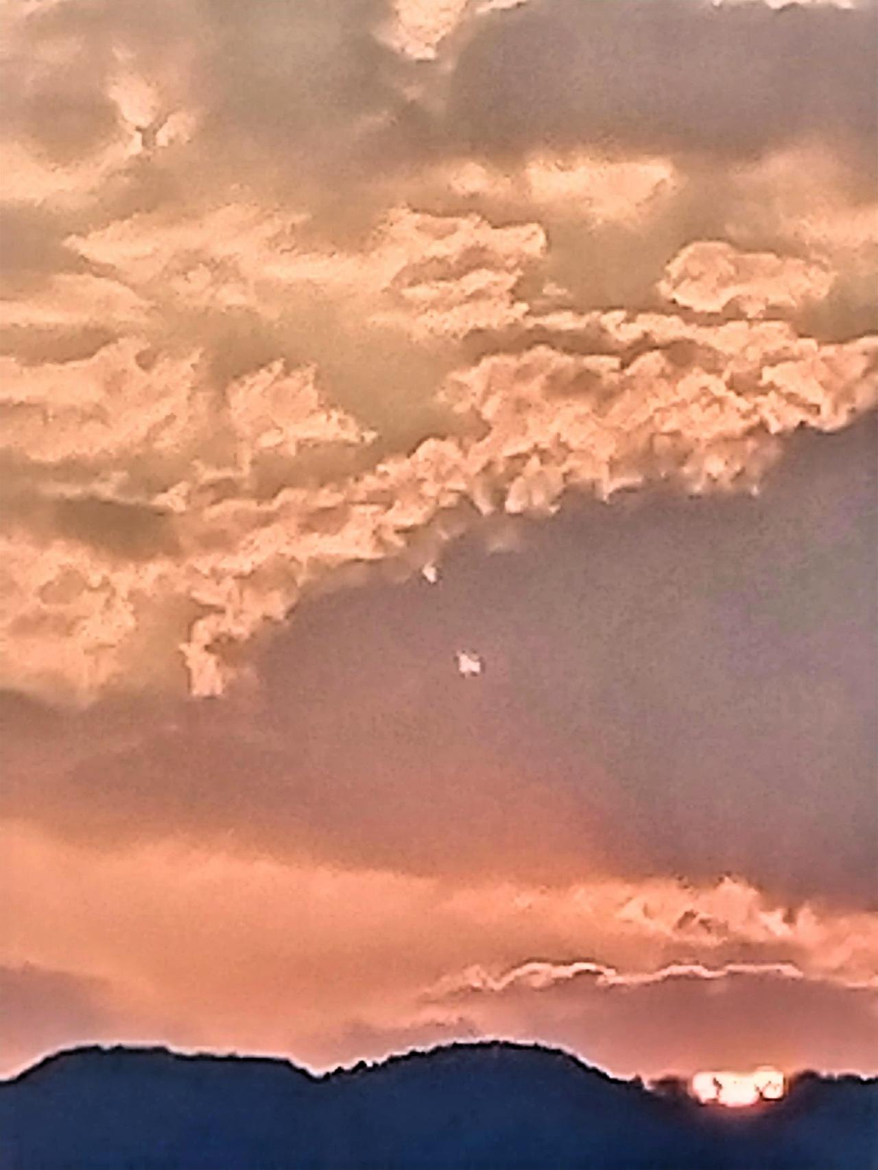 夕阳西下，云海翻腾，静谧而壮丽。漫步在这如诗如画的傍晚，我沉醉于天空云海的美景之