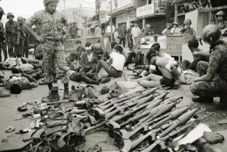 1968年2月南越游骑兵对西贡堤岸区一次突袭中，检查缴获的越共各种武器军事历史全