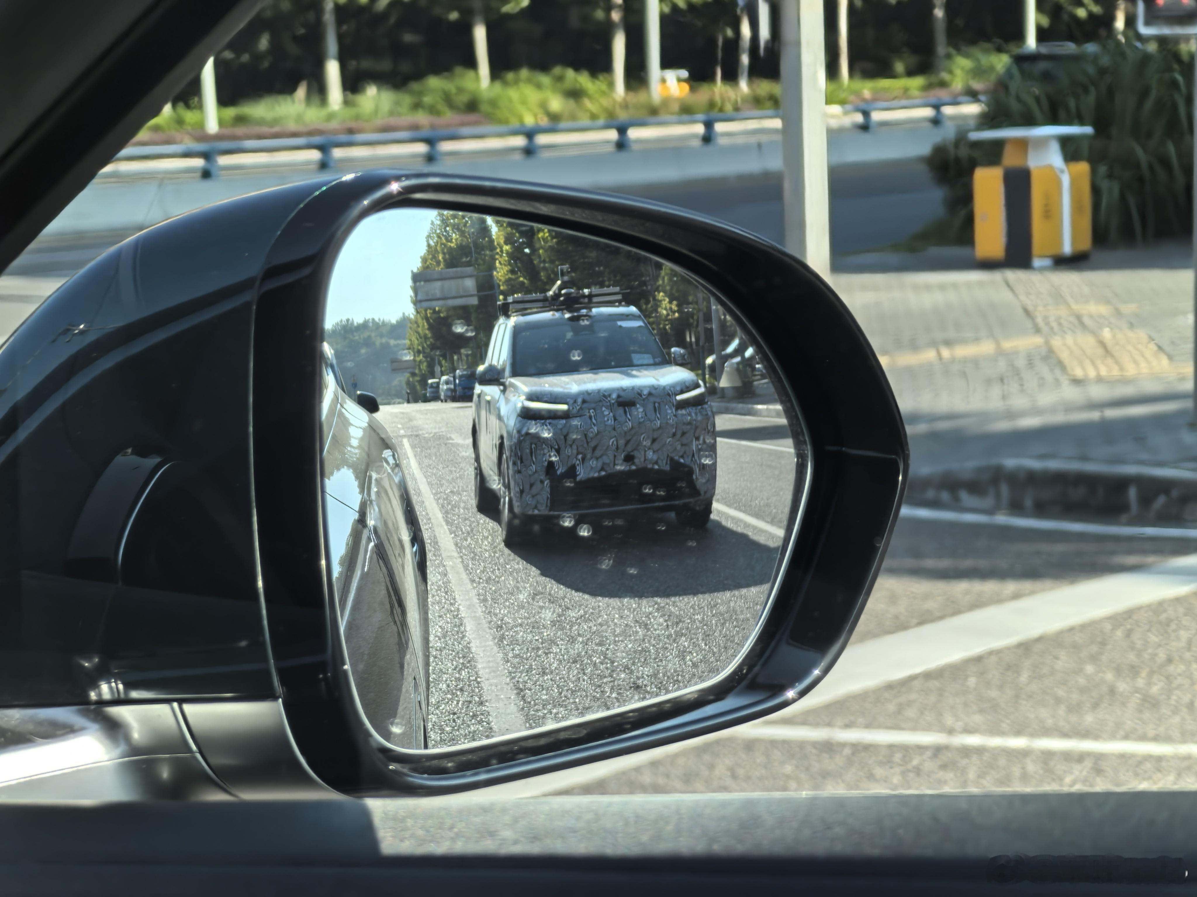这是什么车？  腾势N8L？ ​​​