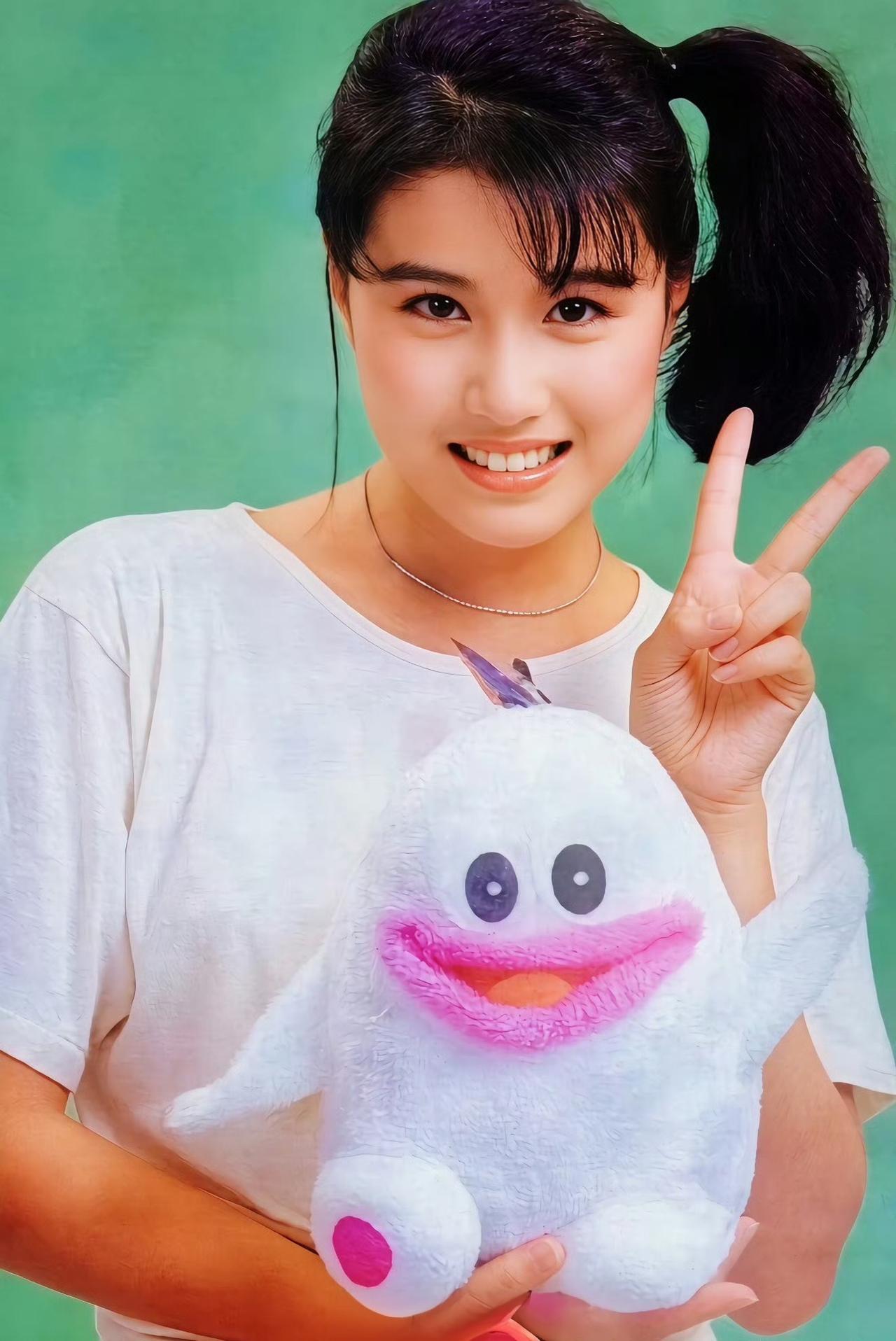 少女时期的周海媚：妩媚动人，娇俏可人，甚至还有点婴儿肥，真是人见人爱，花见花开呀