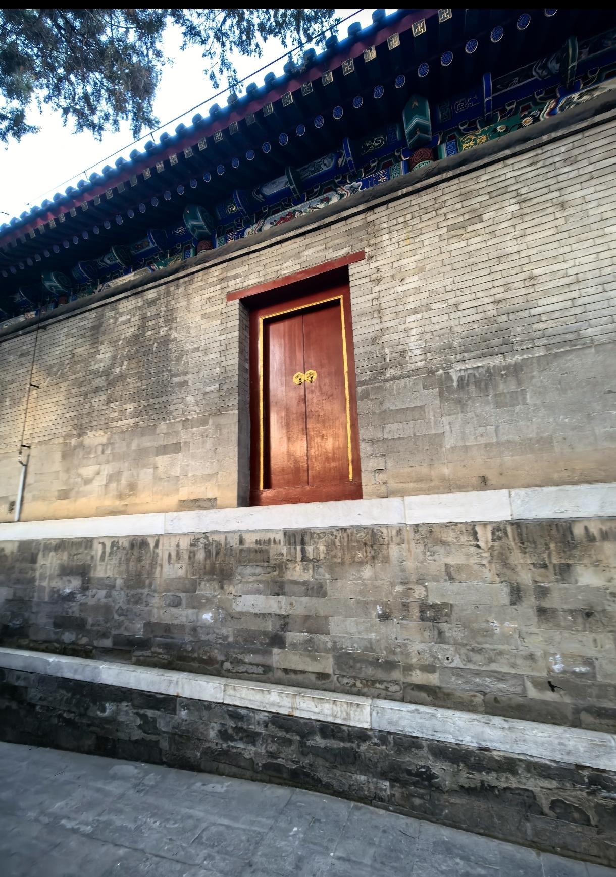 先说个坊间趣闻，打开这扇门就是“快活小道”，看戏上厕所不能在前面走挡住老佛爷视线