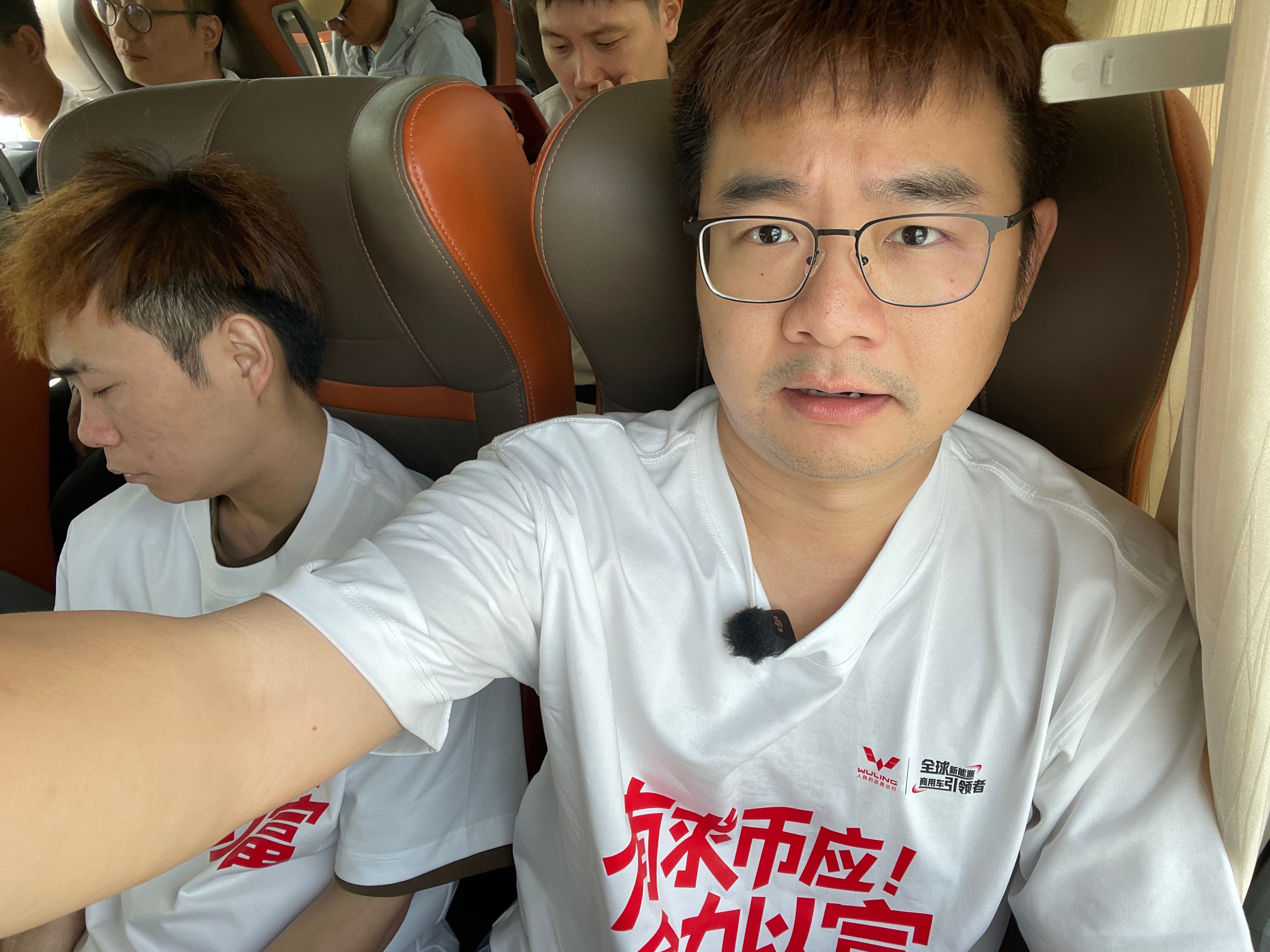 早晨[偷笑]饮翻杯！五菱之光ev 305进取型今晚上市汽场全开五菱[超话] ​​