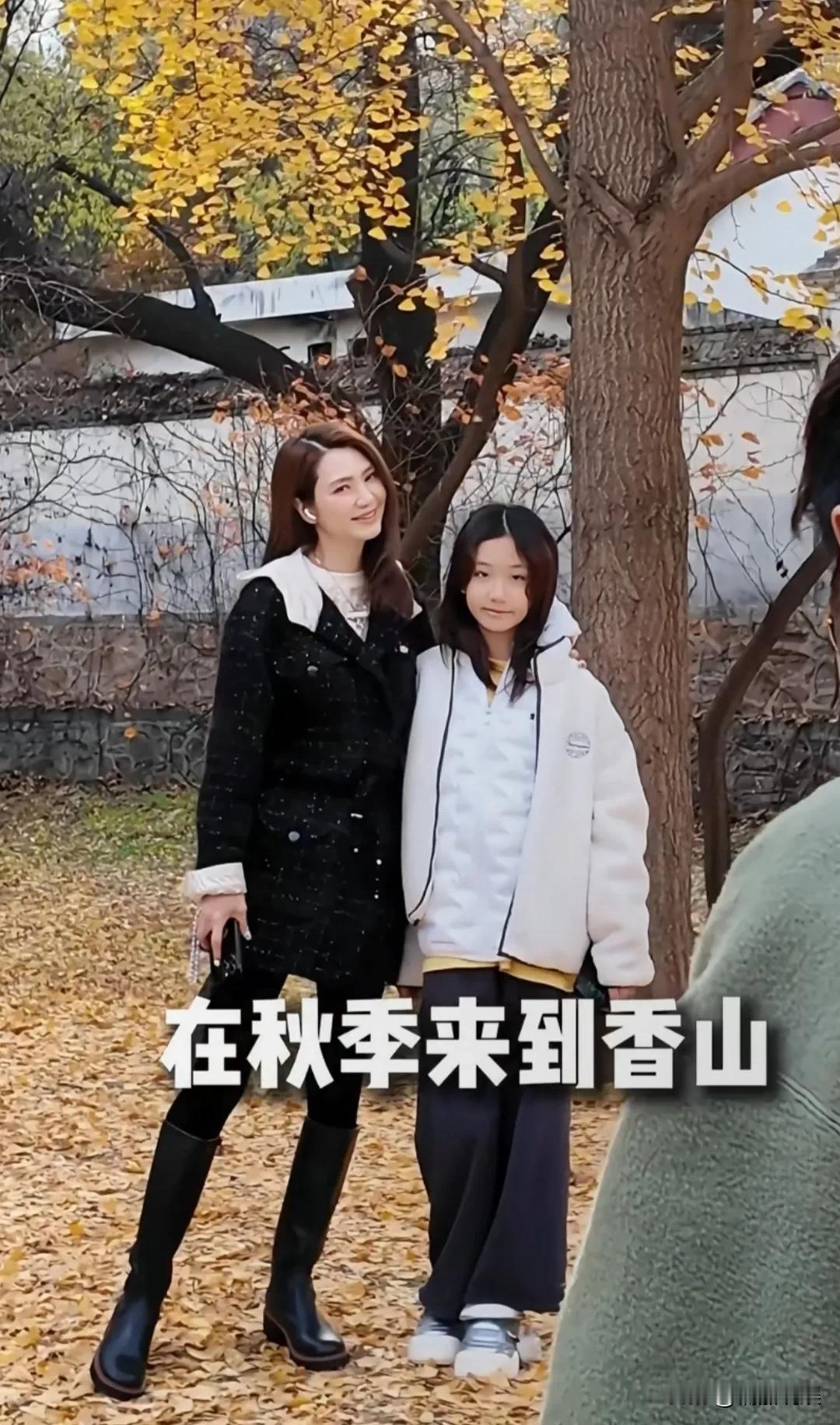 闹来闹去，他终究还是没离，不过事业还是被耽误了。
张丹峰带着老婆洪欣和女儿爬香山