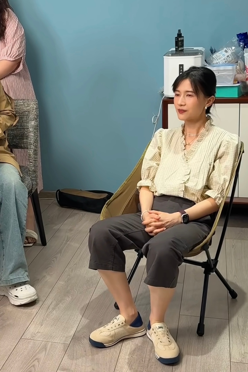 我没怎么看过易立竟的节目，才发现她这么高大呢，显得papi像只小鹌鹑之前和朋友吵