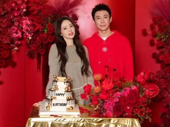 38岁生日遇上新婚喜悦，张维伊在董璇精心准备的中国红派对中迎来人生蜕变。从争议到