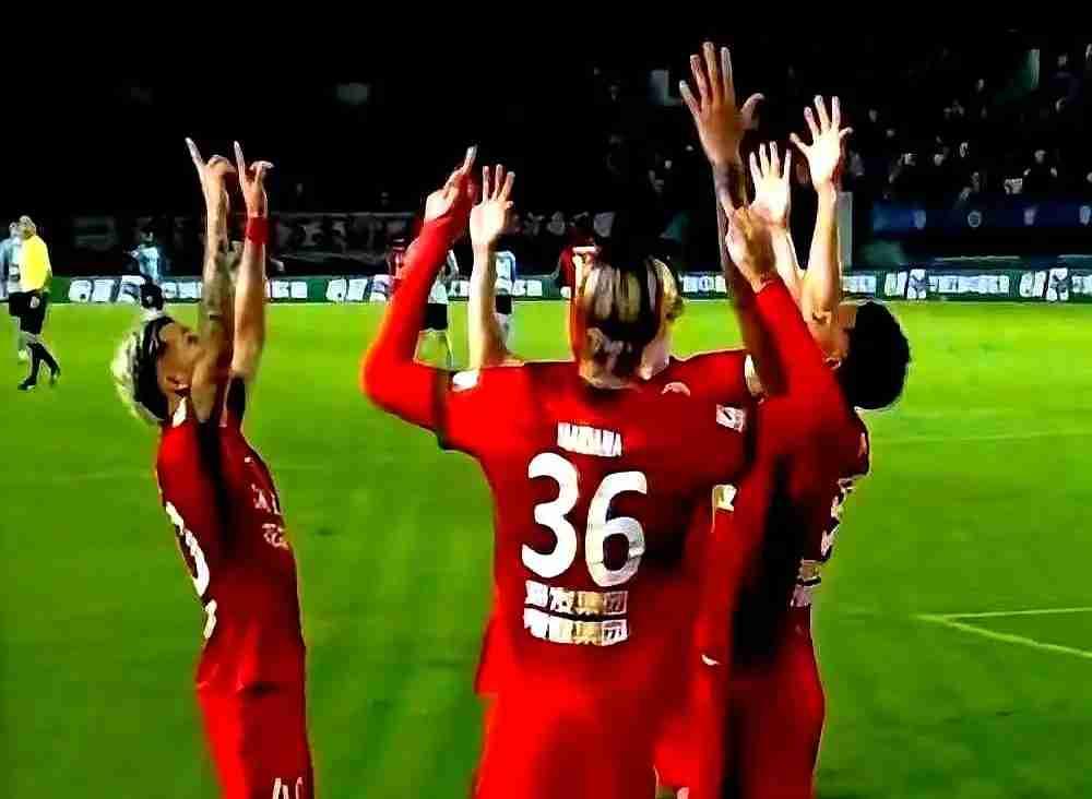 河南队外援进球庆祝默契十足，唯独姆布拉难以“插足”！
本赛季在河南队进球后，包括