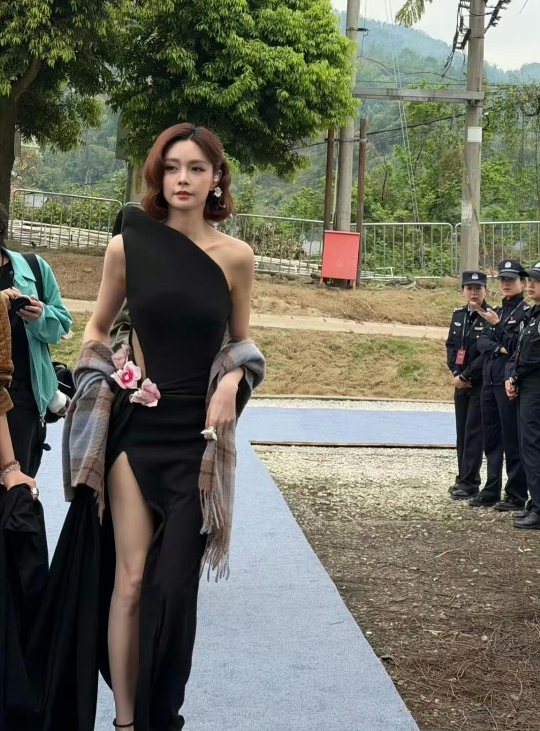 沈梦辰真的是越来越美了，身材又高又瘦，她身边的助理已经很漂亮了，但是跟沈梦辰一对