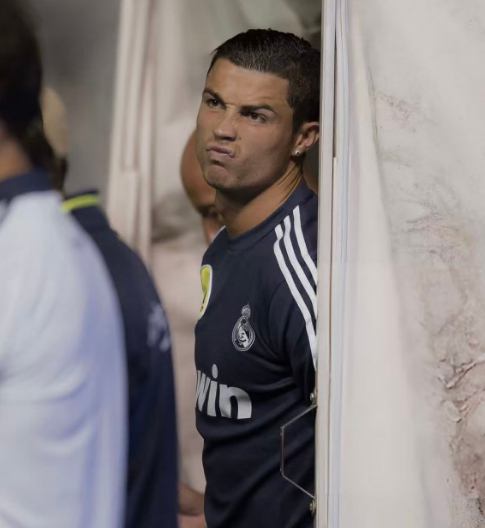 风水大师：秃头是你的坎儿，要想改善风水，要开植发店，越多越好 