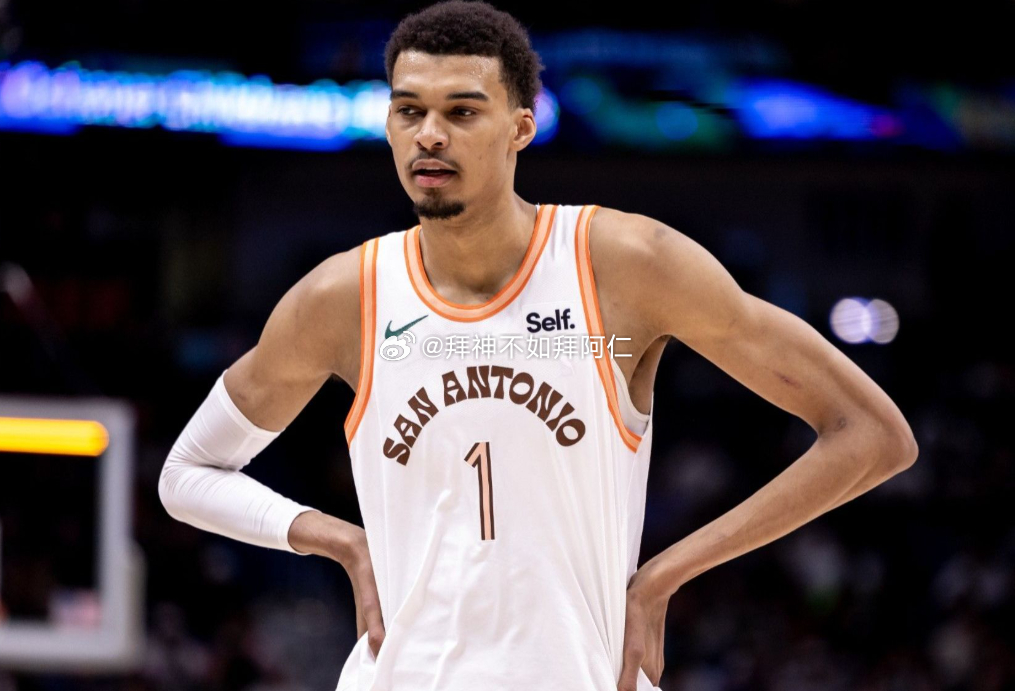 今日，据美记JaredWeiss报道，文班亚马失踪的朋友已经被找到。在此前，马刺