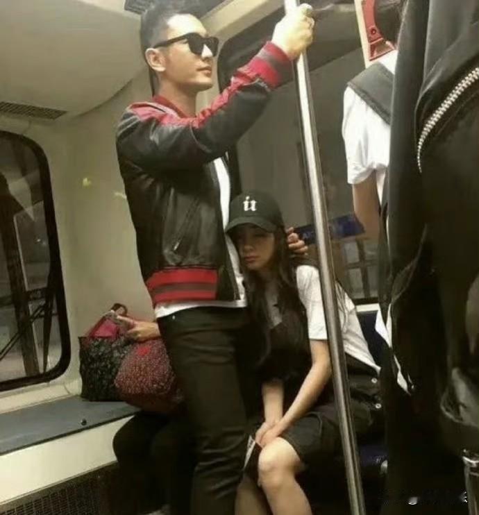 黄晓明以前是真的好爱她
满满的保护欲…… ​​​
那时的黄晓明
看她的眼神里满是