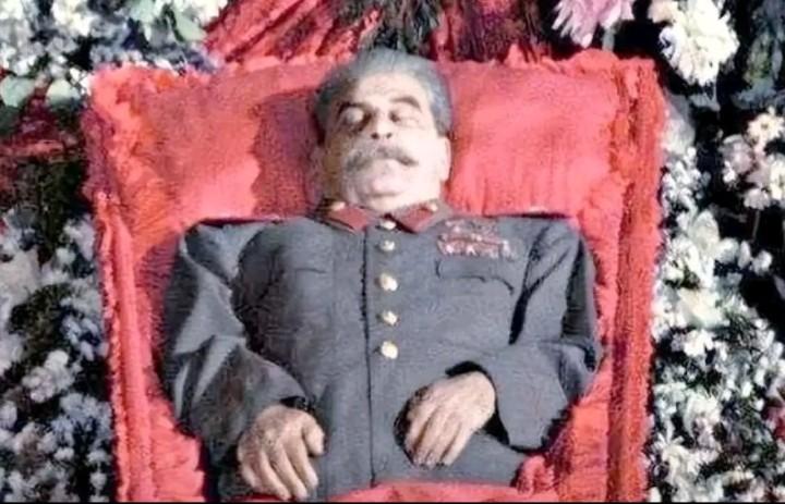 一夜褪去所有荣光！斯大林遗体迁出列宁墓全过程
 
1953年斯大林去世时，风光大