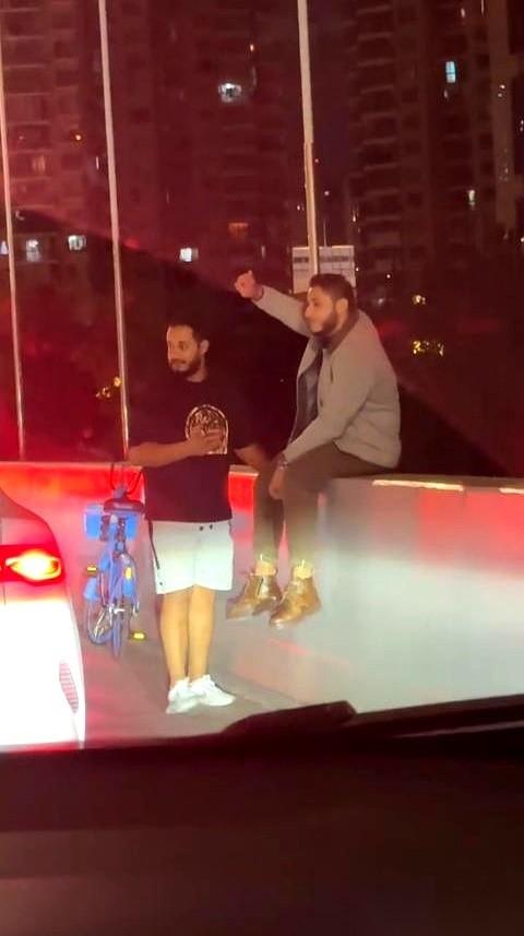 我今天真是开了眼了。
一个哥们儿，一屁股就坐在了上海晚高峰的高架护栏上，两条腿悬