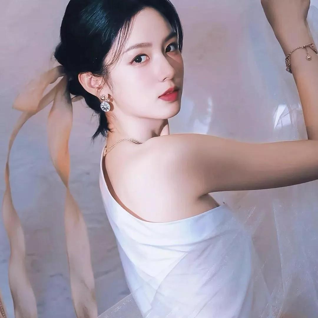 优雅白裙，温柔侧颜，梦幻光影