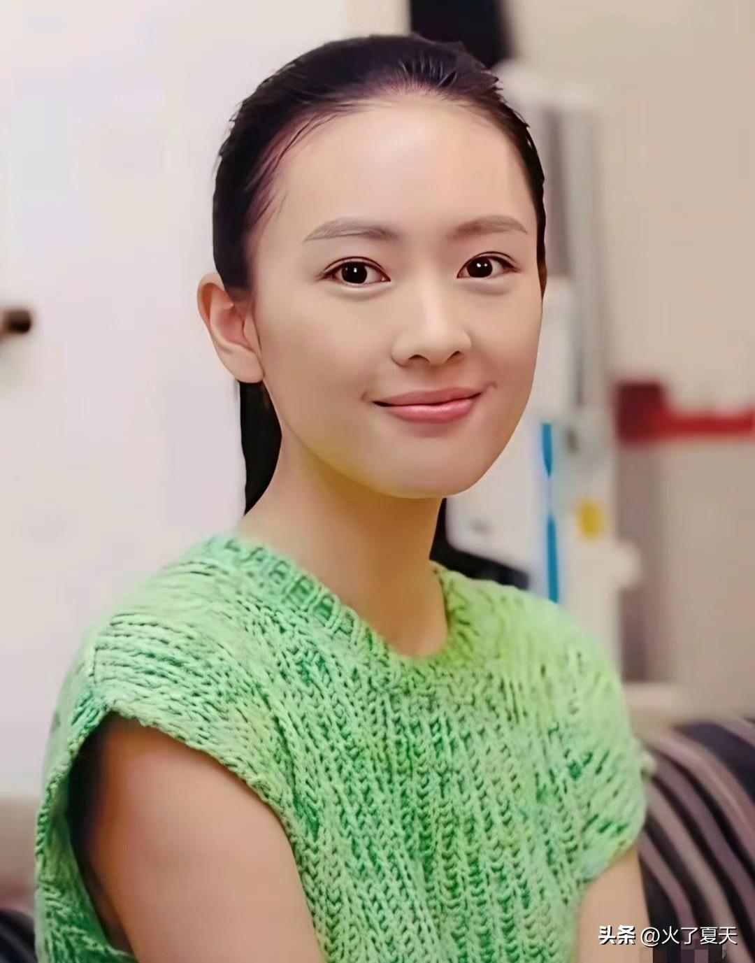 太像了，这么一对比，章子怡和童谣除了耳朵不一样，哪都很像。 ​​​