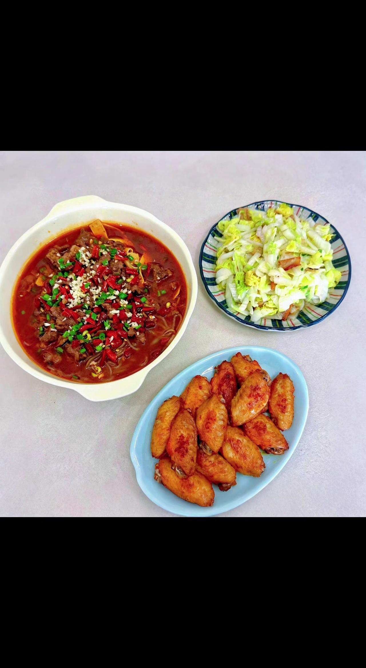 🍲红汤咕嘟着生活滚烫，翅尖金黄是阳光吻过的勋章✨。三碟烟火，人间值得这寻常交响