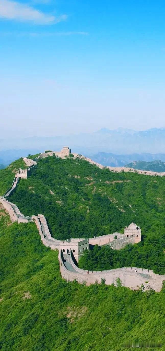 当然是一种危险行为。
一是容易跌倒，二是容易撞车，三是容易碰伤，四是容易跌落施工