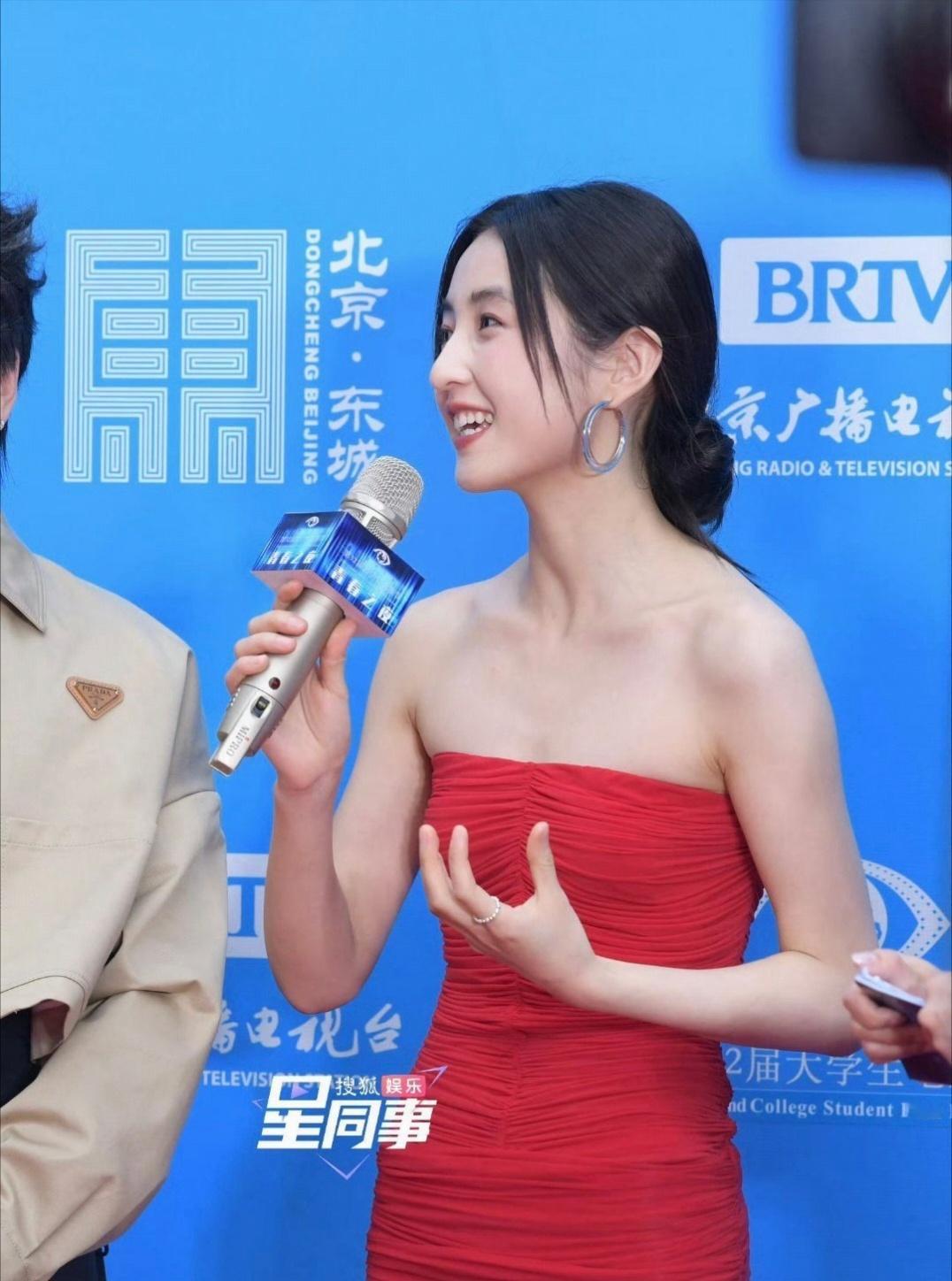 大影节女演员美得眼前一亮又一亮大影节红毯魅力四射，女演员美得耀眼，戏骨前辈以美貌