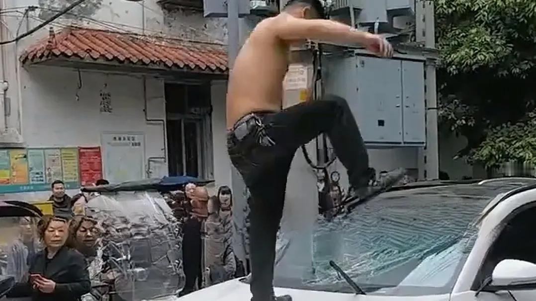 阆中 school 门口砸车事件：33 岁成年人的情绪崩溃，比放学高峰期的拥堵更