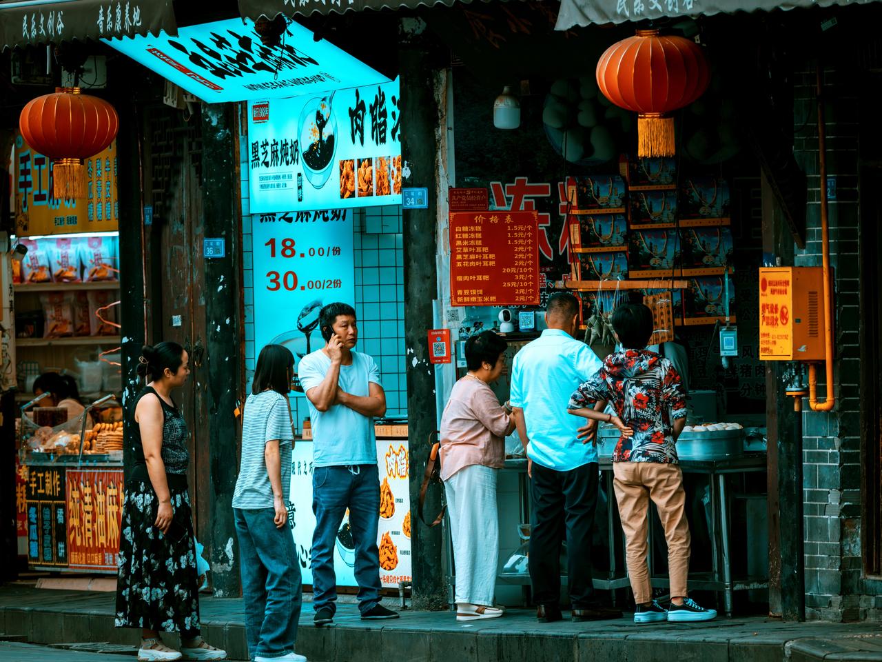 街子古镇，青瓦红灯晕染下的人间烟火。
