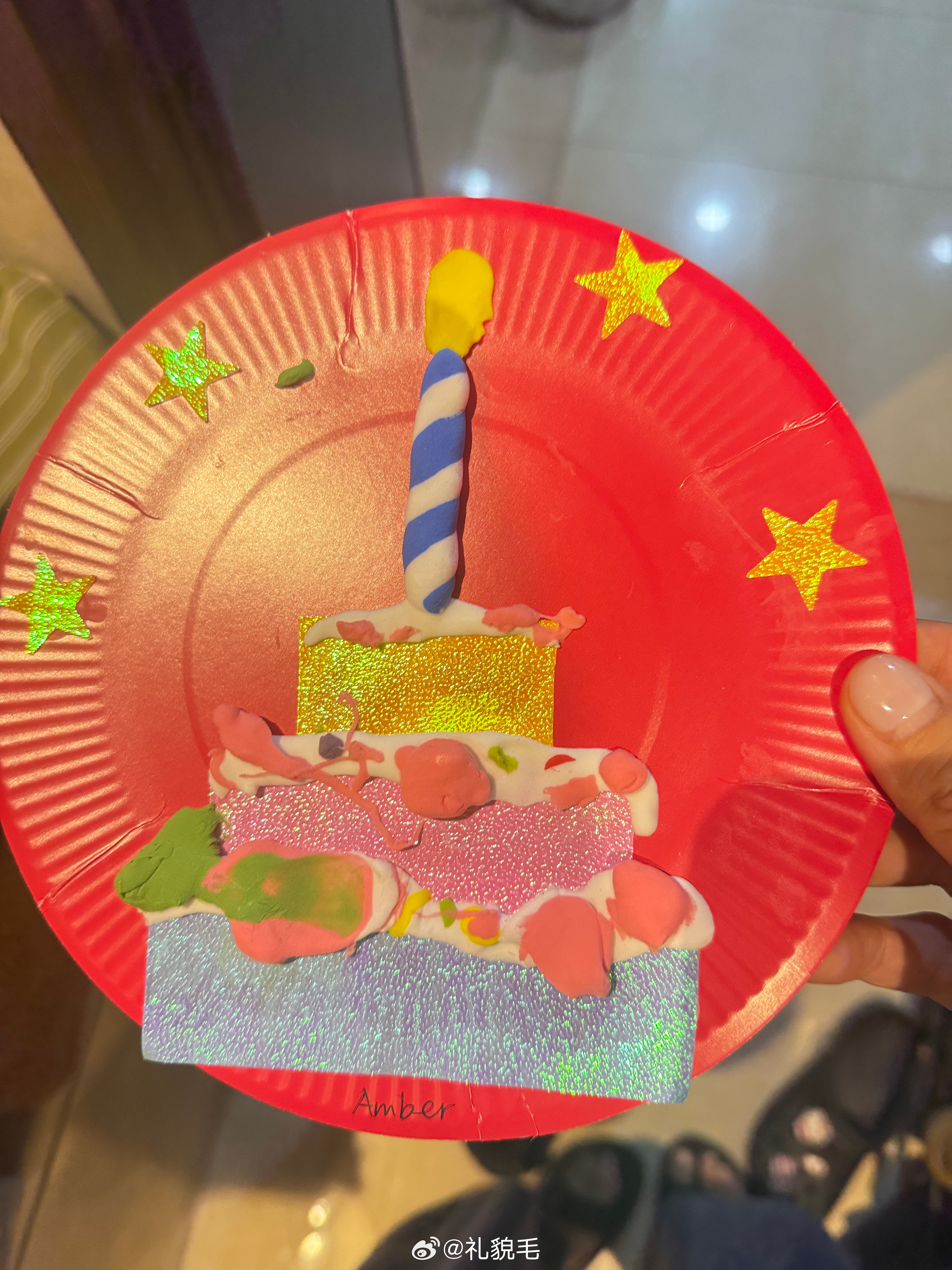 amber做手工了，我说这是啥呀球说a birthday cake for ch