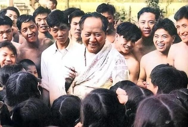 1974年，81岁的毛主席在游泳，上岸后沉默许久，说：“我浑身没劲，手和腿也发软