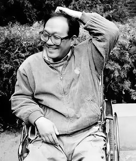 1978年，身患重病的孙立哲被关在延安的窑洞内，没有药物，也没有饭吃，他一度想要