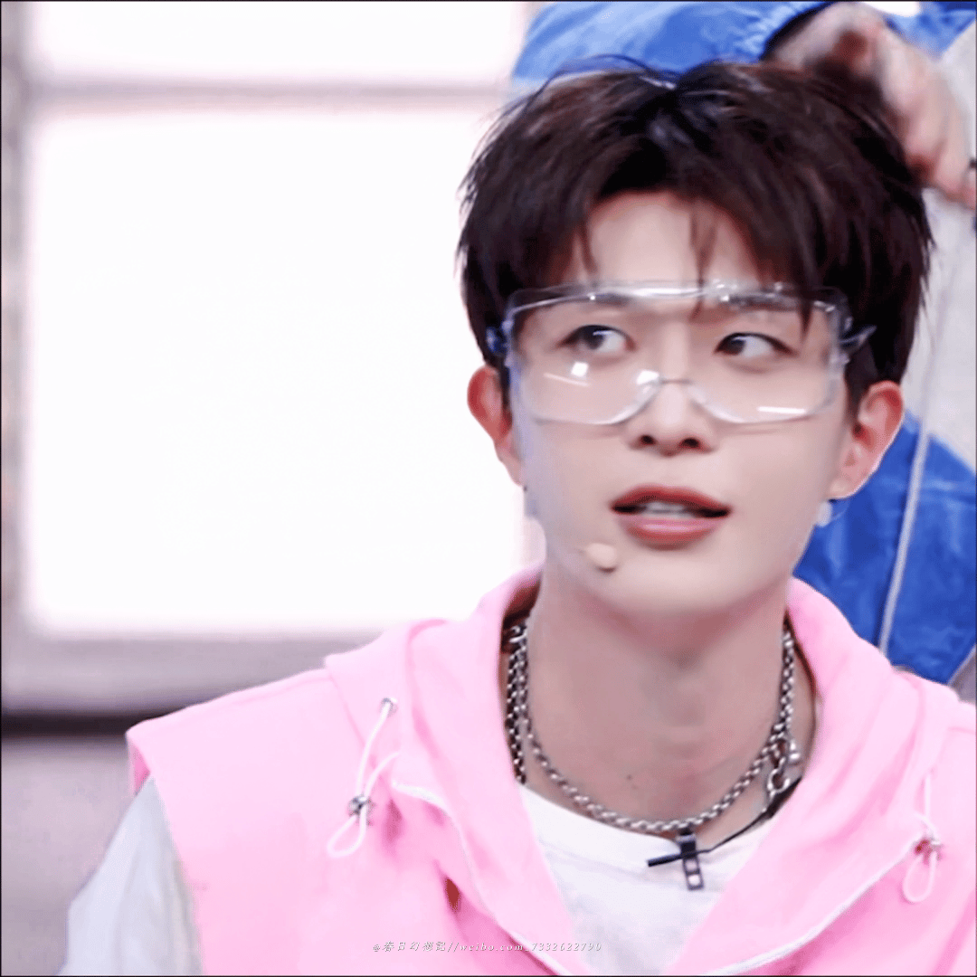 范丞丞为了剧宣拼了 游戏环节全是套路！被马丽突然问到电影表现，范丞丞直接丢开答非