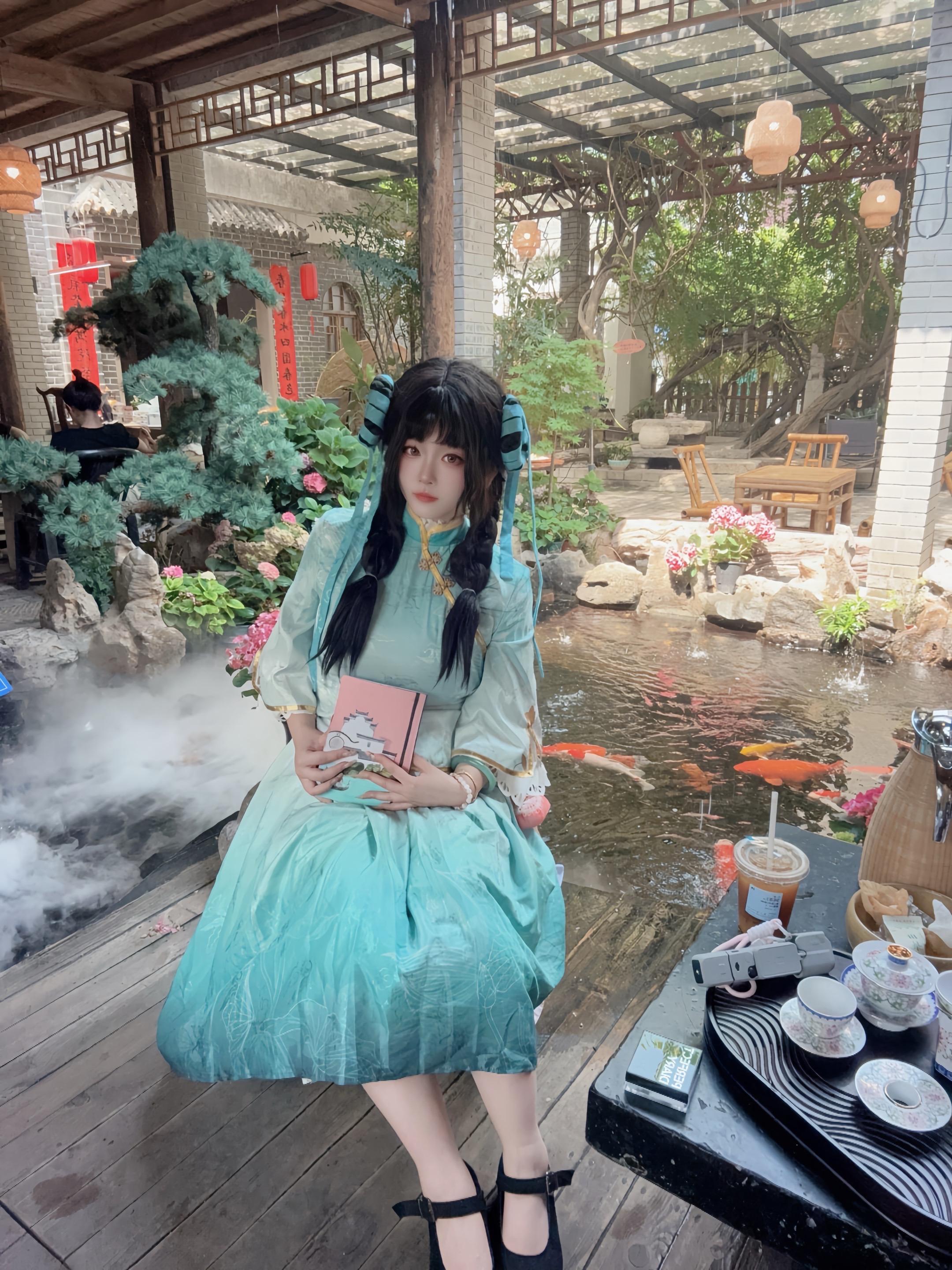 春水碧于天，画船听雨眠。