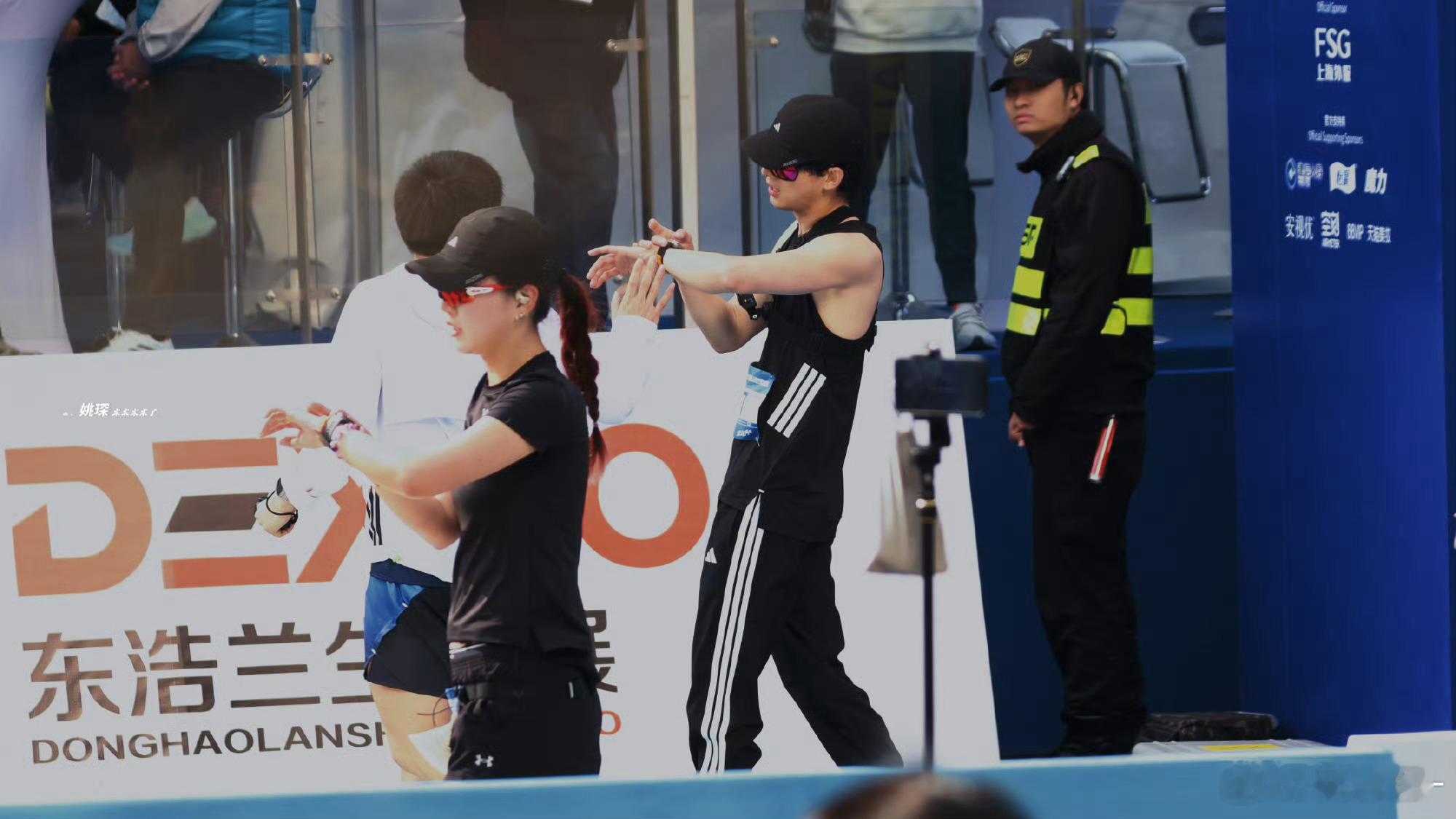 我家那小子姚琛在镜头前大方换衣我家那小子换衣镜头秒变健身成果展示，姚琛的腹肌线条