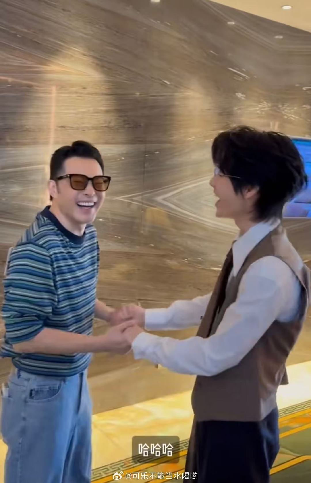 沙溢问张真源团还需要人不 沙溢张真源拉着手唠嗑 沙溢拉着张真源唠嗑，直接问团还缺