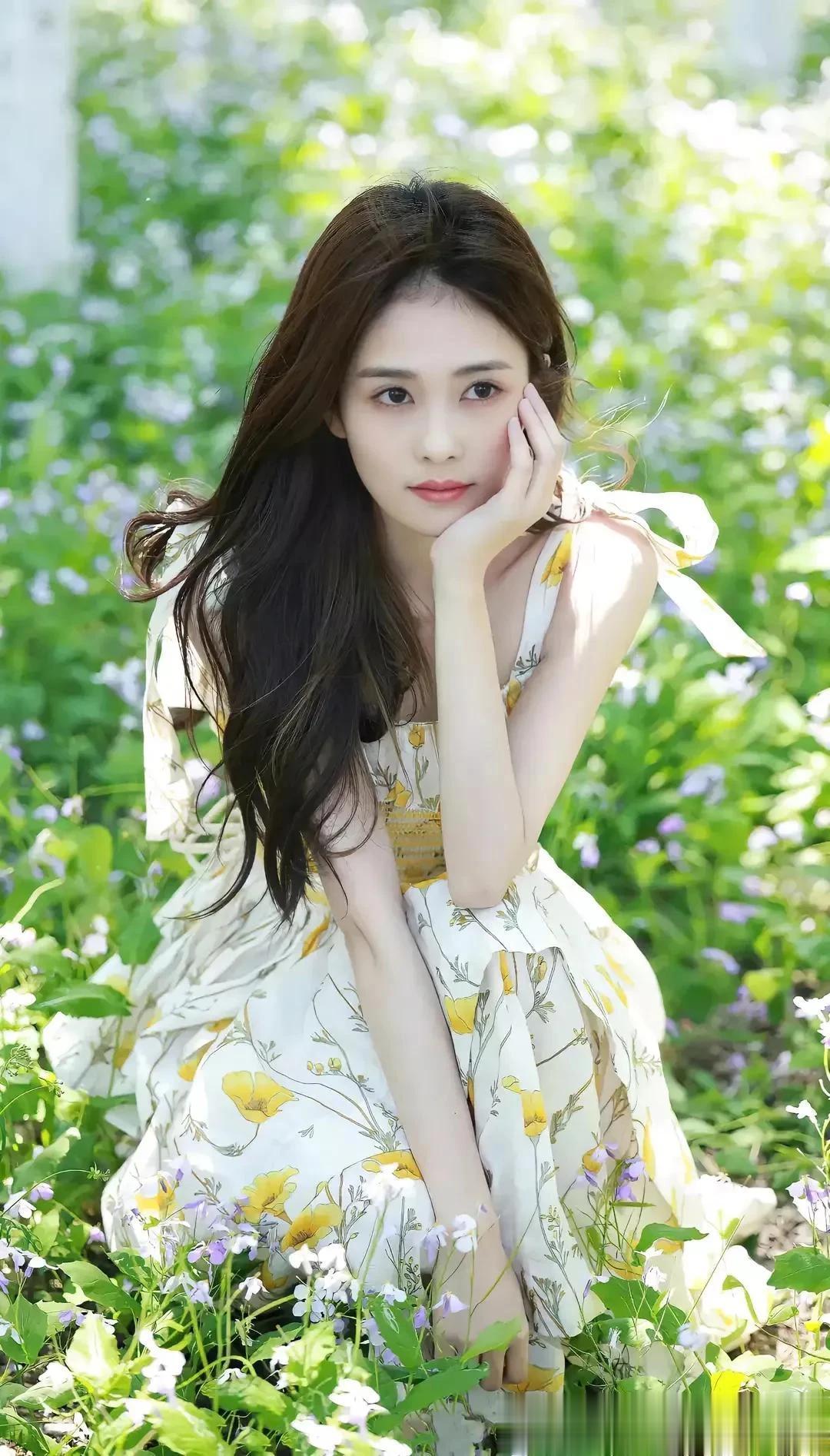 白鹿演员高质量人物经历如下：#明星# 

白鹿是一位备受赞誉的中国女演员，她的出
