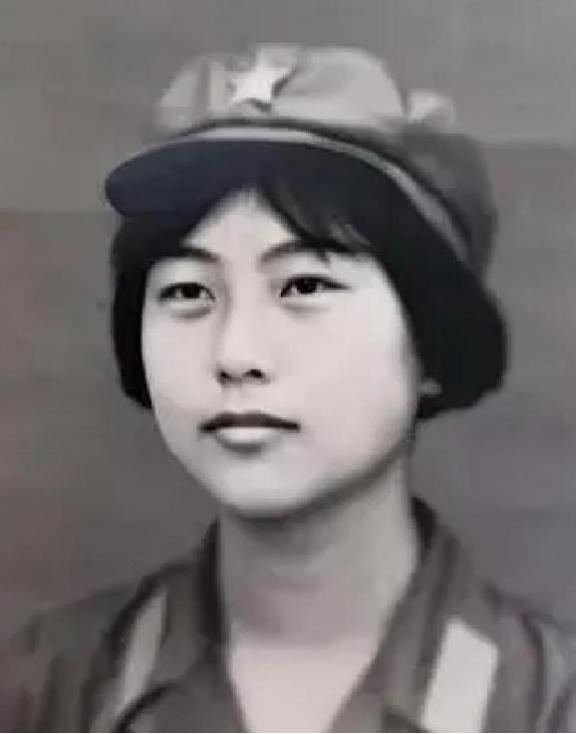 1982年女飞行员刘晓连在驾驶飞机爬升至700米时，突然被一架歼击机撞击，伴随一