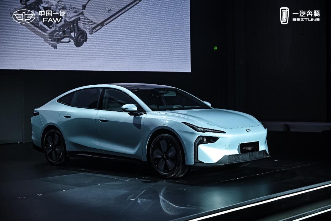 悦意08，一汽“嫡长子”回归，这回真不是闹着玩的！[狗头]
放弃了传统的奔腾LO