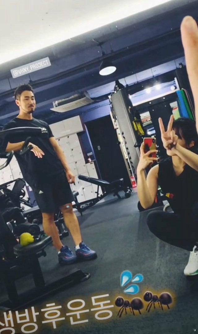 这个是金俊勉吧，居然同时间同款手机壳！！！真料假料，脱粉了好伤心 