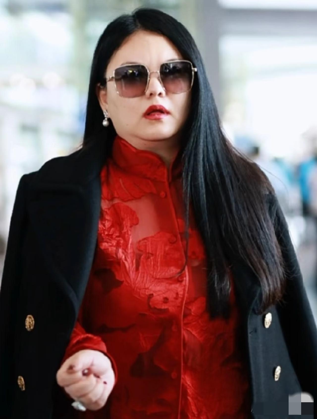 李湘又上热搜了！

不是因为他女儿王诗涵又变美了，

也不是她又直播带货了，而是