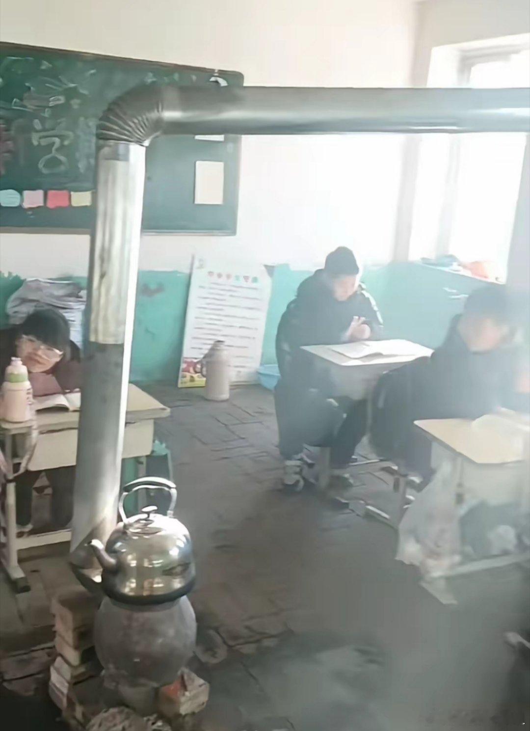 东北某地，冬天村里的小学 