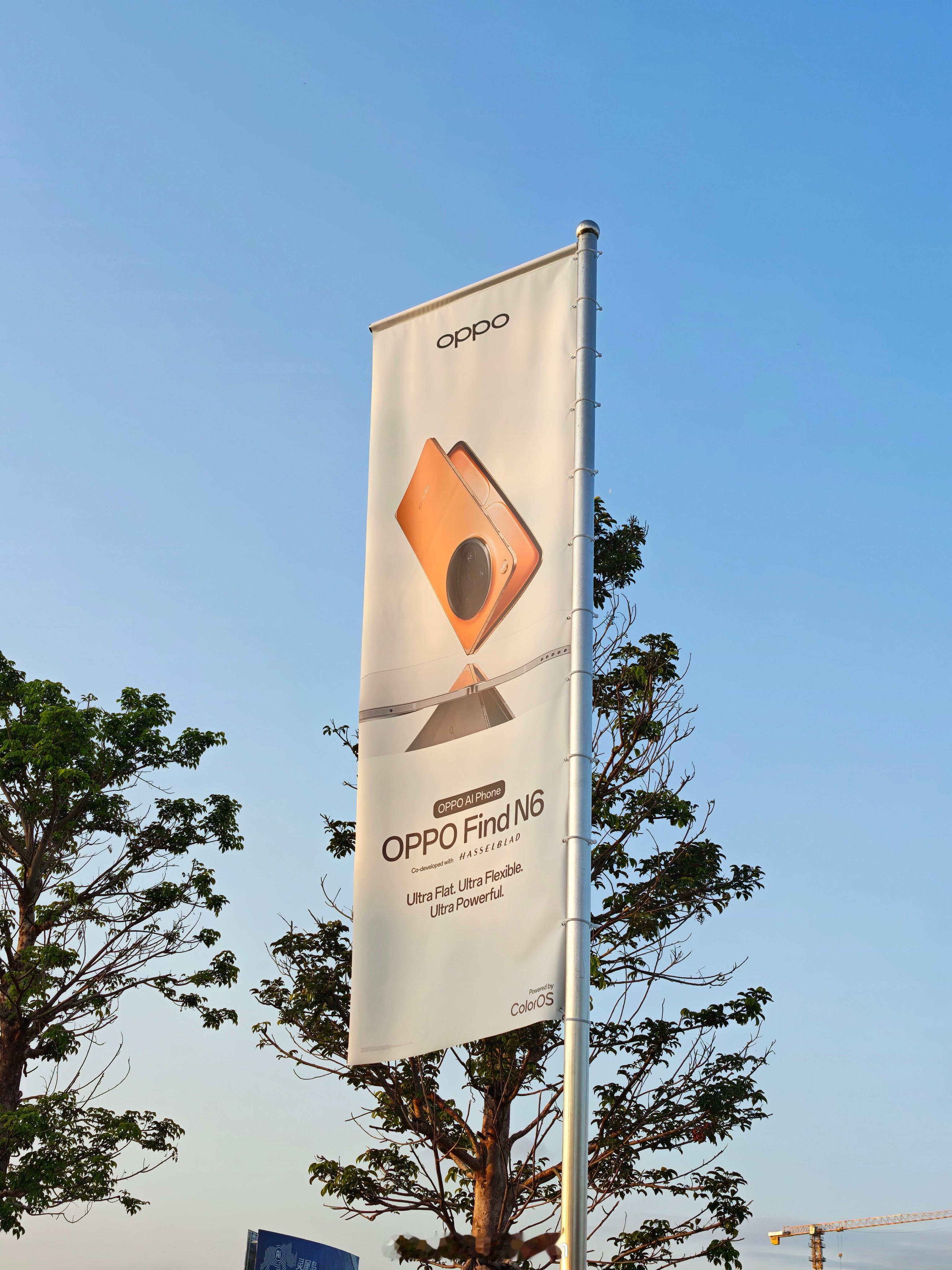 又来到了 OPPO 滨海湾总部园区。与上次到访的办公区不同，这次到访的区域位于马