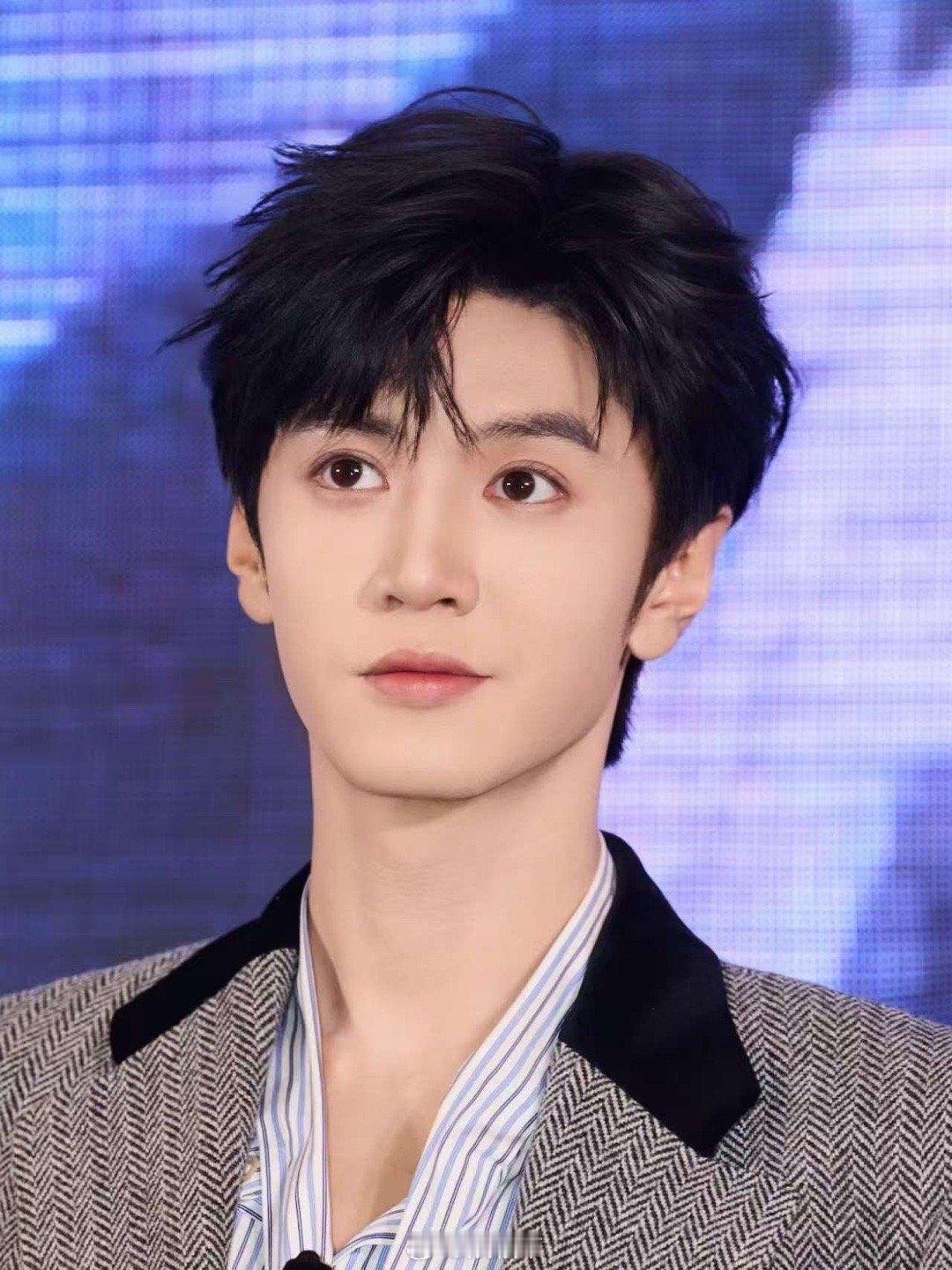 陈哲远带钢钉打满全年工 原来温暖厚重的成绩底色，是这么染成的。带着伤，却把最好的